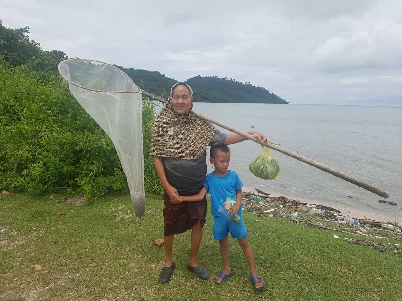 Fischerin auf Pulau Tuba