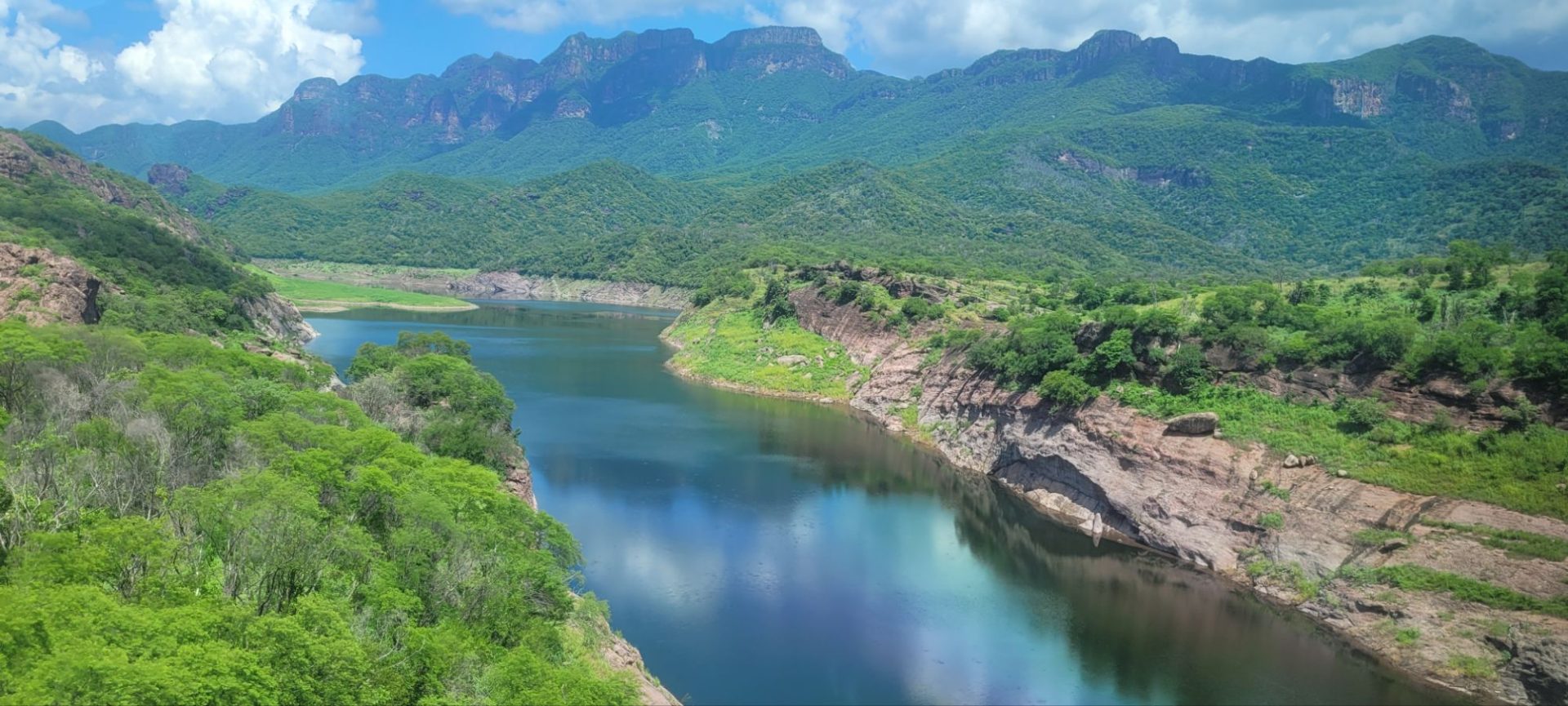 Fluss während der Fahrt mit dem "El Chepe"