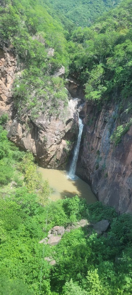 Wasserfall während der Fahrt mit dem "El Chepe"