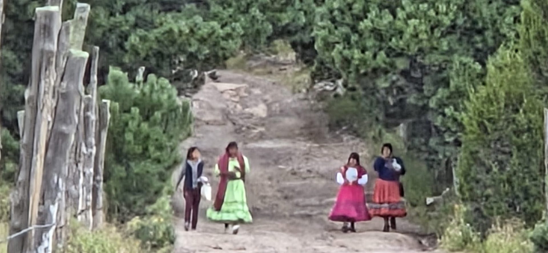 Tarahumara-Frauen in typischer Kleidung