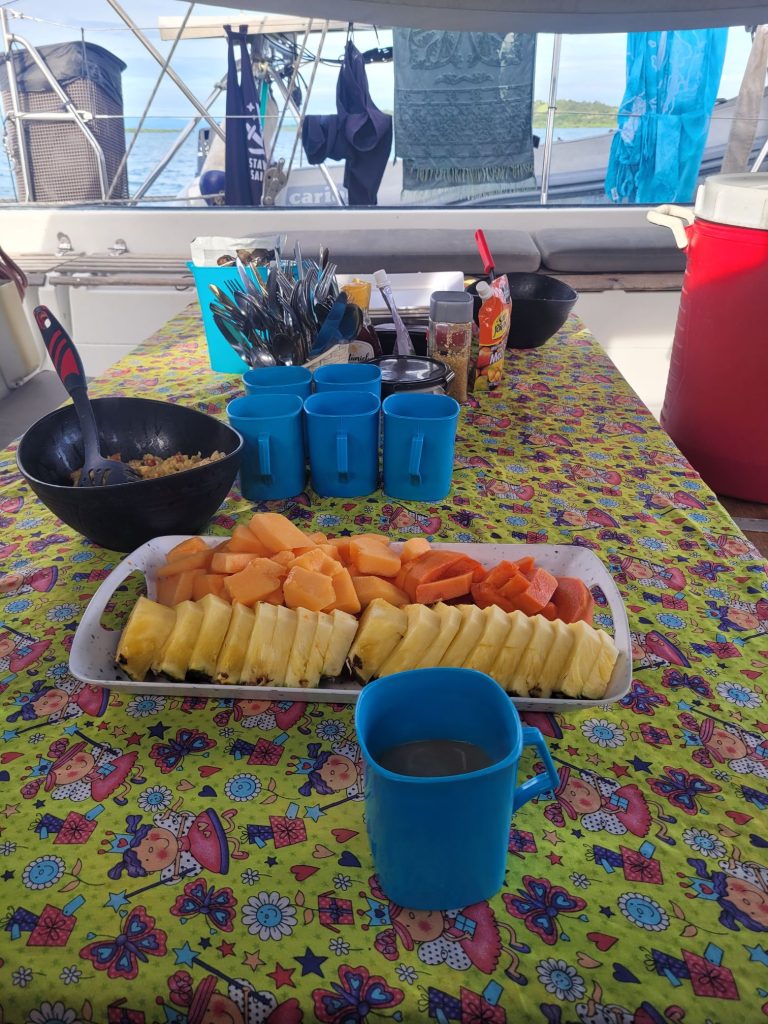 Frühstück auf dem Katamaran