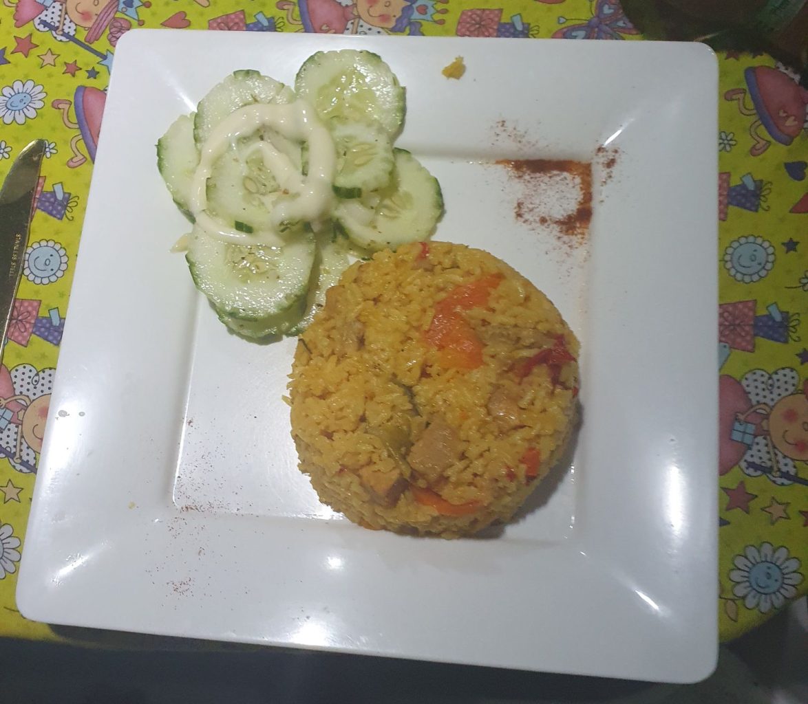 Reis mit Hähnchen und Salat