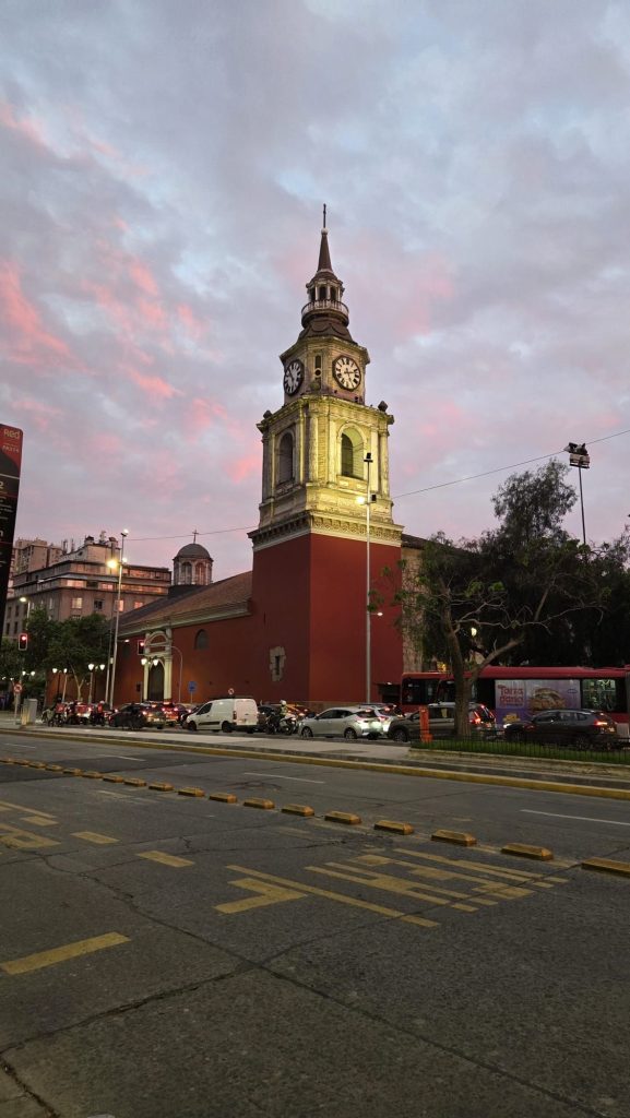 rote Kirche in Santiago